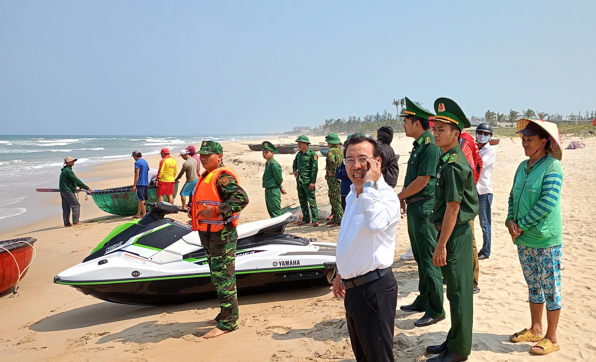 2 anh em sinh đôi bị sóng cuốn mất tích khi tắm biển Đà Nẵng - Ảnh 2. 2 anh em sinh đôi bị sóng cuốn mất tích khi tắm biển Đà Nẵng - Ảnh 2.