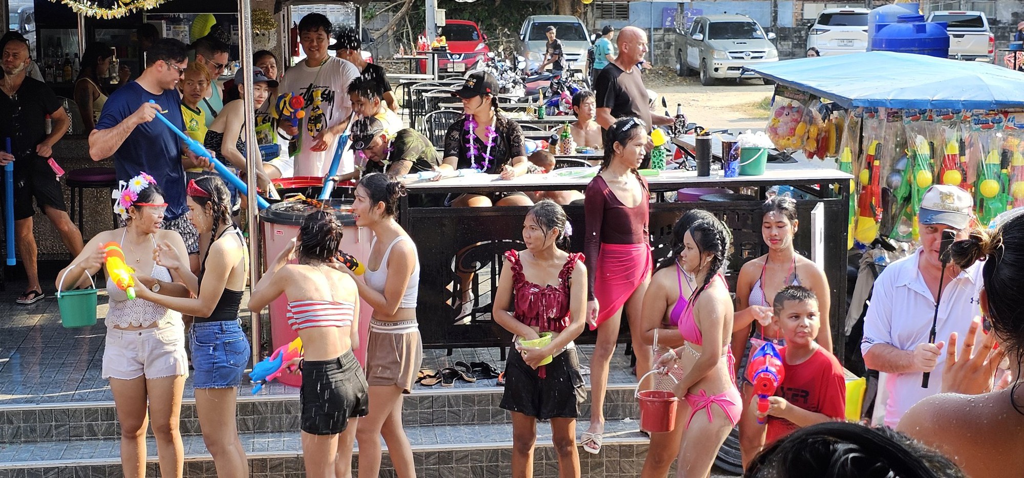 Songkran 2024: Hơn 120.000 du khách đổ về Thái Lan, Bangkok &quot;bùng nổ&quot; các màn té nước giải nhiệt giữa cái nóng 40 độ- Ảnh 5.