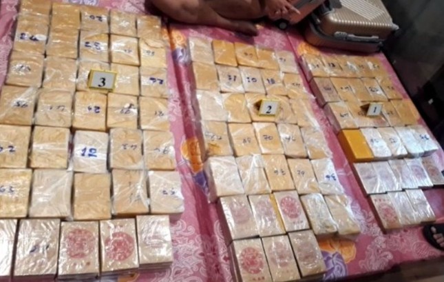 Kiểm tra căn hộ của hai người nước ngoài, phát hiện 184 bánh heroin - Ảnh 2. Kiểm tra căn hộ của hai người nước ngoài, phát hiện 184 bánh heroin - Ảnh 2.