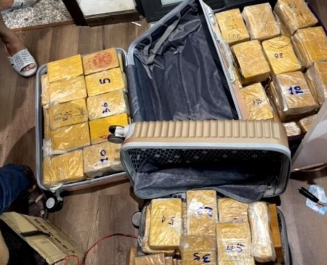 Kiểm tra căn hộ của hai người nước ngoài, phát hiện 184 bánh heroin - Ảnh 1. Kiểm tra căn hộ của hai người nước ngoài, phát hiện 184 bánh heroin - Ảnh 1.