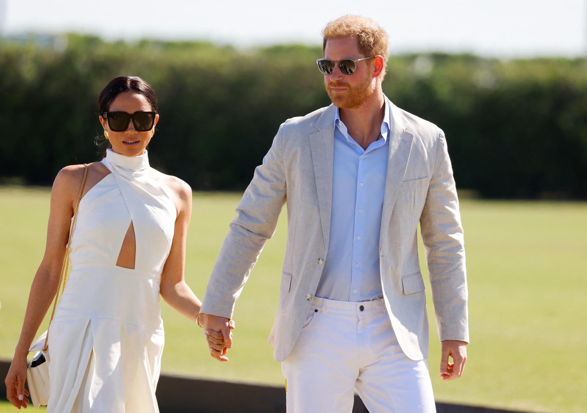 Harry và Meghan hôn nhau trên sân polo