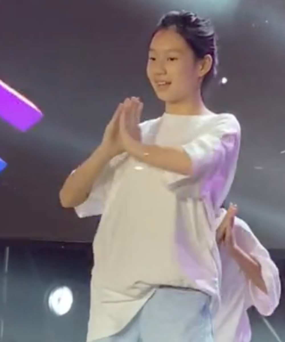 Lý Hải - Minh Hà đưa 4 con lên sân khấu, bé gái 10 tuổi làm gì mà ai cũng khen vừa xinh vừa giỏi- Ảnh 2.