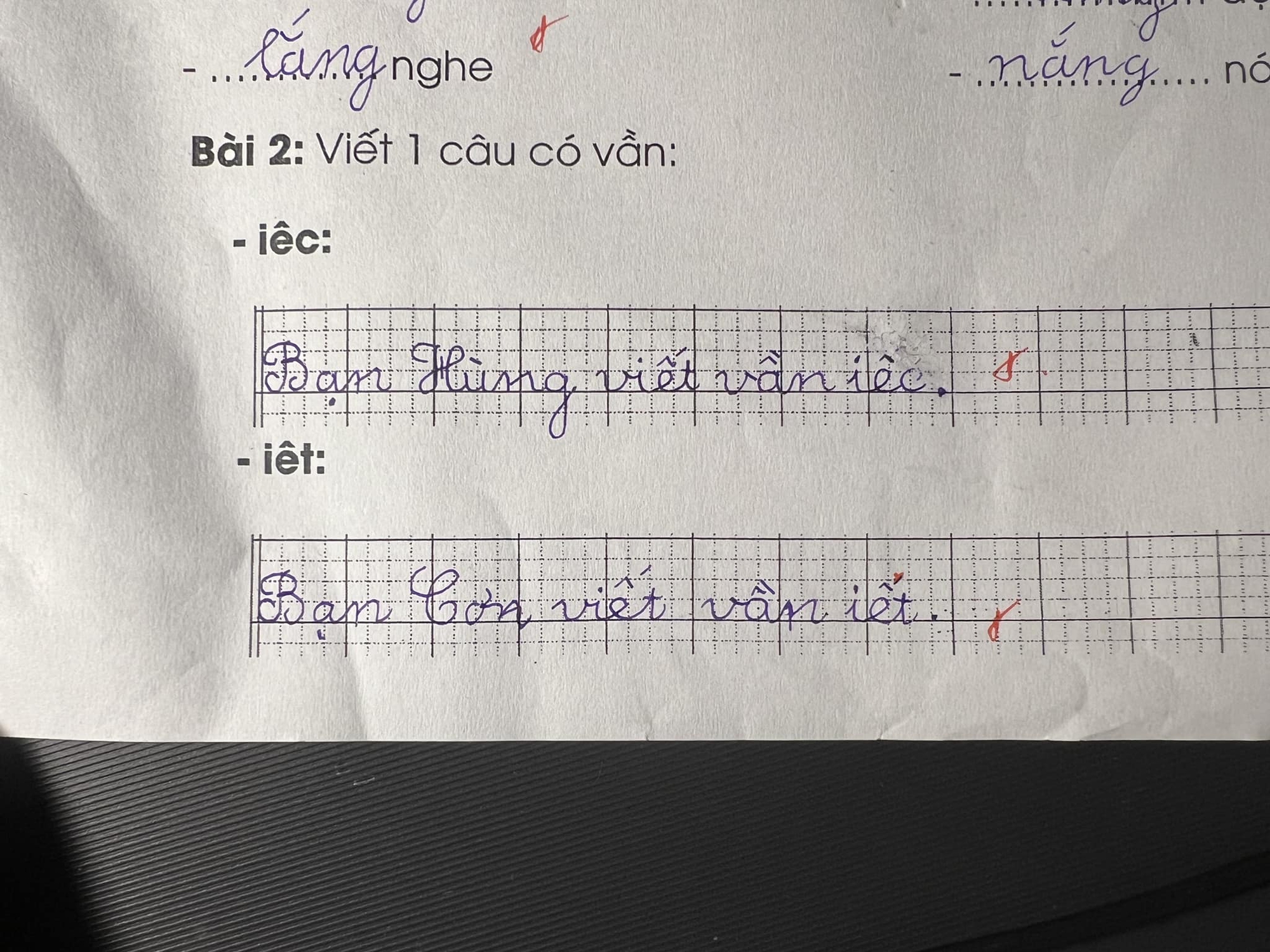 Học sinh lớp 1 đặt câu với vần iêc, cô giáo chấm đúng nhưng cấm tiệt: Lần sau không được đặt vậy nữa- Ảnh 1.