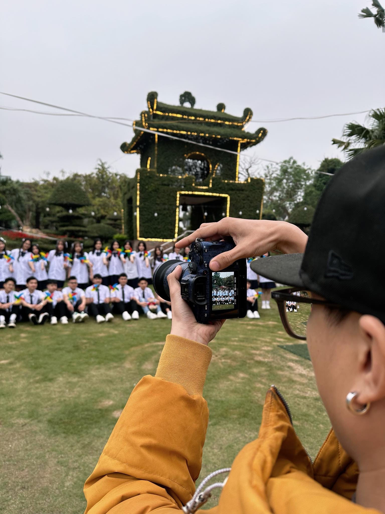 Thợ chụp kỷ yếu mùa cao điểm: Chạy show 3 ca/ngày, thu nhập vài chục triệu nhưng nhiều người vẫn không muốn làm- Ảnh 3. Thợ chụp kỷ yếu mùa cao điểm: Chạy show 3 ca/ngày, thu nhập vài chục triệu nhưng nhiều người vẫn không muốn làm- Ảnh 3.