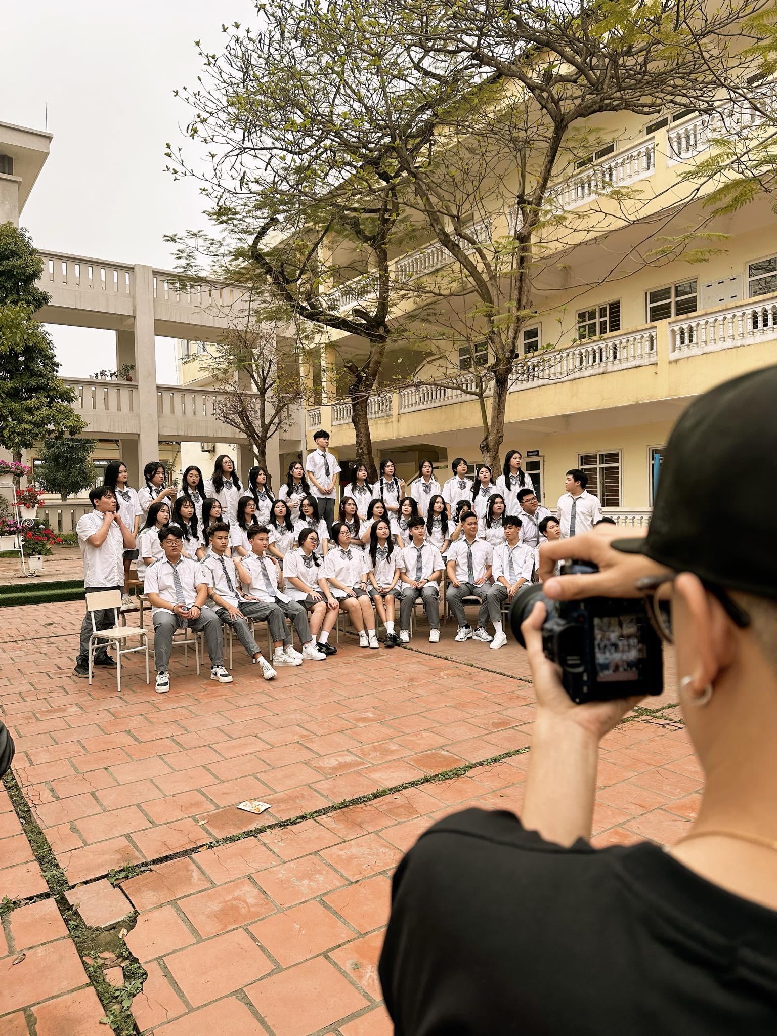 Thợ chụp kỷ yếu mùa cao điểm: Chạy show 3 ca/ngày, thu nhập vài chục triệu nhưng nhiều người vẫn không muốn làm- Ảnh 4. Thợ chụp kỷ yếu mùa cao điểm: Chạy show 3 ca/ngày, thu nhập vài chục triệu nhưng nhiều người vẫn không muốn làm- Ảnh 4.