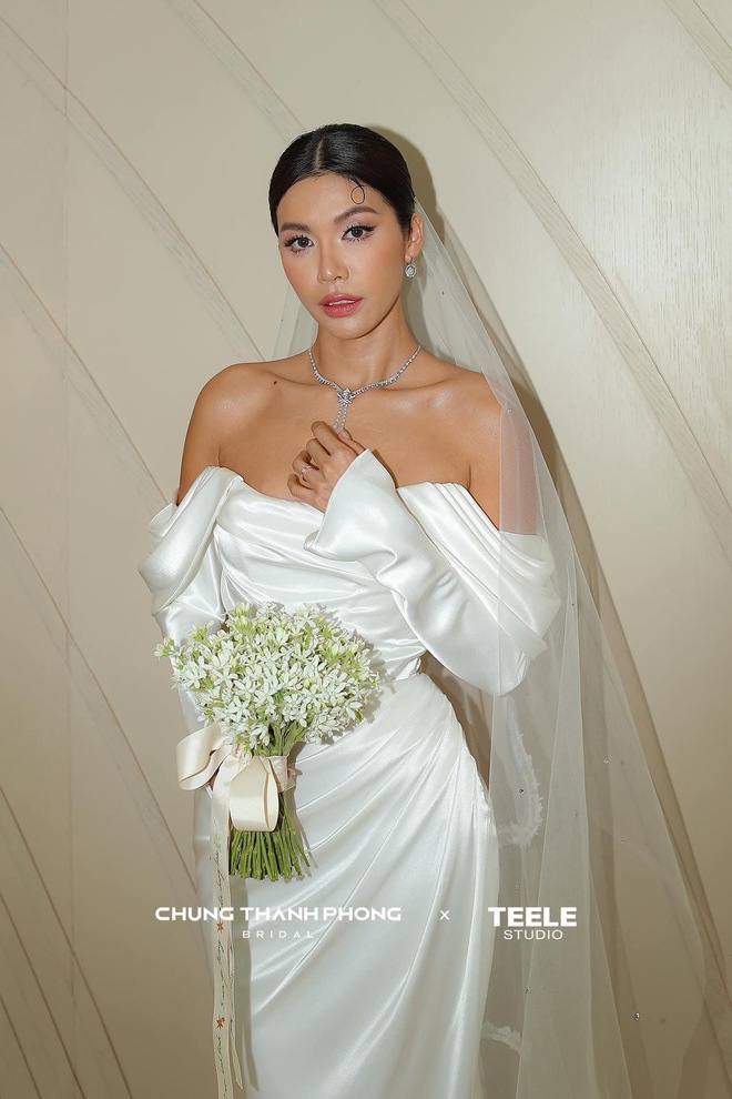 Minh Tú lộ diện xinh đẹp trong váy cưới trắng, bước vào lễ đường trao nụ hôn cực ngọt với chú rể - Ảnh 6.