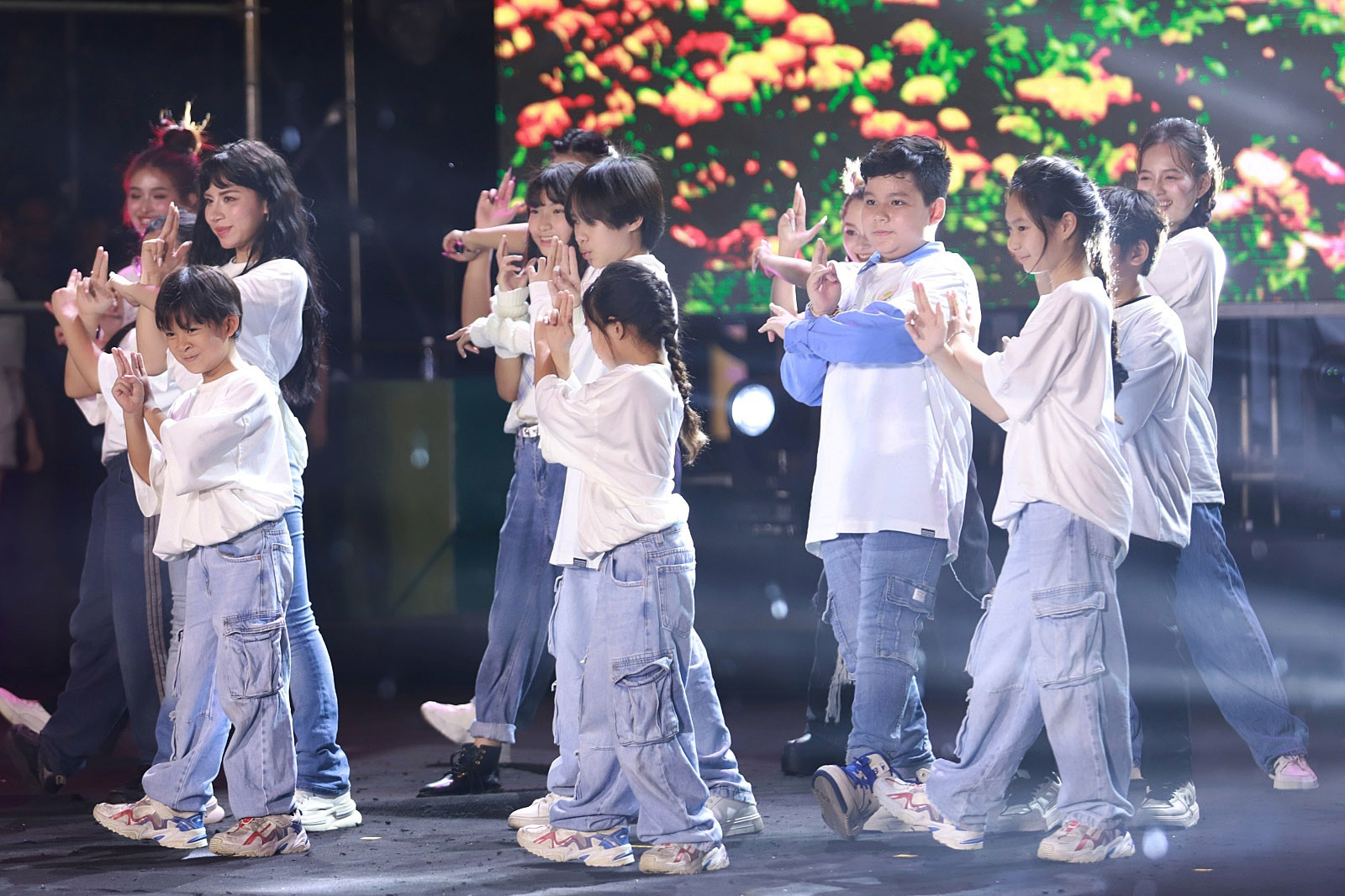 Lý Hải - Minh Hà đưa 4 con lên sân khấu, bé gái 10 tuổi làm gì mà ai cũng khen vừa xinh vừa giỏi- Ảnh 4.