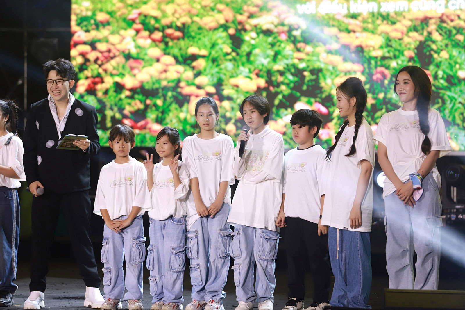 Lý Hải - Minh Hà đưa 4 con lên sân khấu, bé gái 10 tuổi làm gì mà ai cũng khen vừa xinh vừa giỏi- Ảnh 7.