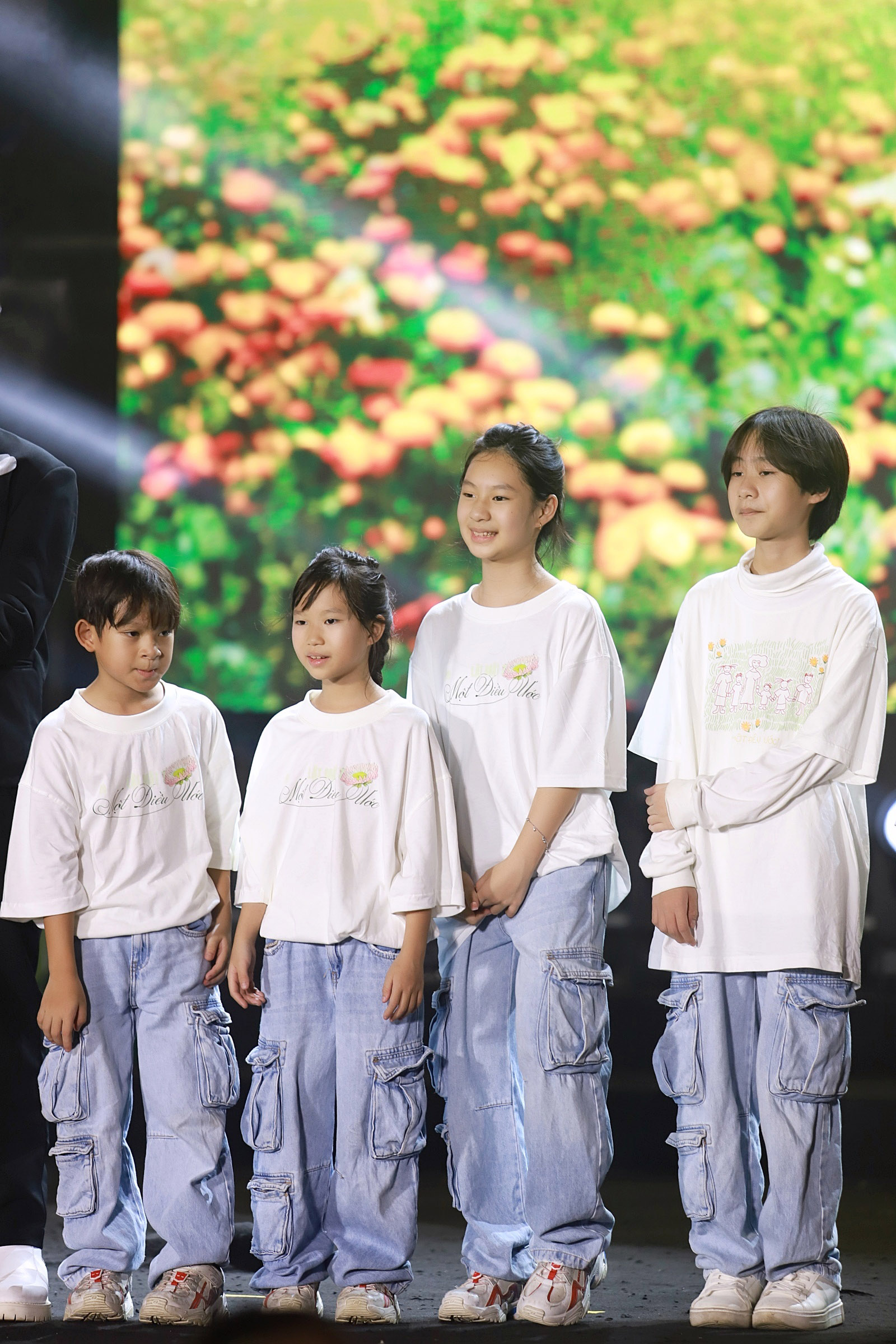 Lý Hải - Minh Hà đưa 4 con lên sân khấu, bé gái 10 tuổi làm gì mà ai cũng khen vừa xinh vừa giỏi- Ảnh 6.
