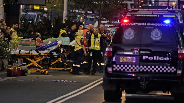 Nhân chứng kể lúc tưởng sẽ chết khi kẻ tấn công đâm hàng loạt người ở Sydney - Ảnh 2. Nhân chứng kể lúc tưởng sẽ chết khi kẻ tấn công đâm hàng loạt người ở Sydney - Ảnh 2.