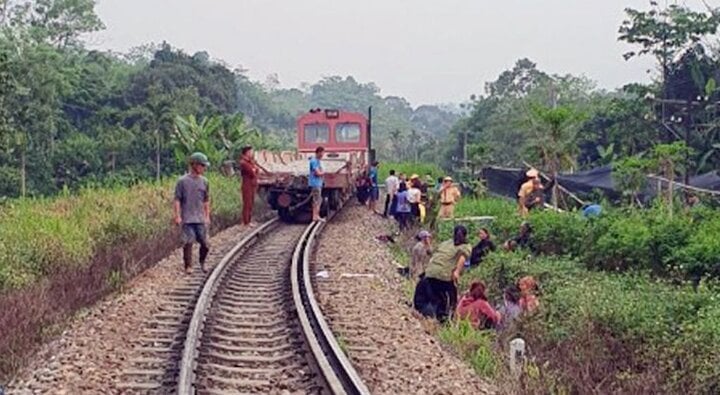 Đi xe đạp điện băng qua đường sắt, hai bé gái ở Lào Cai chết thương tâm - Ảnh 1.