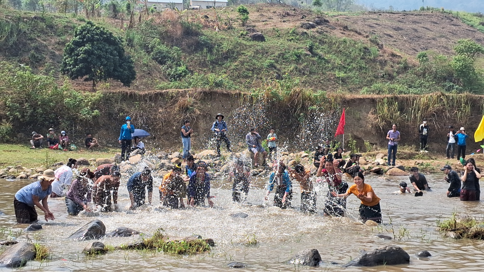 Video: Đặc sắc Tết té nước của dân tộc Lào ở Điện Biên- Ảnh 1.