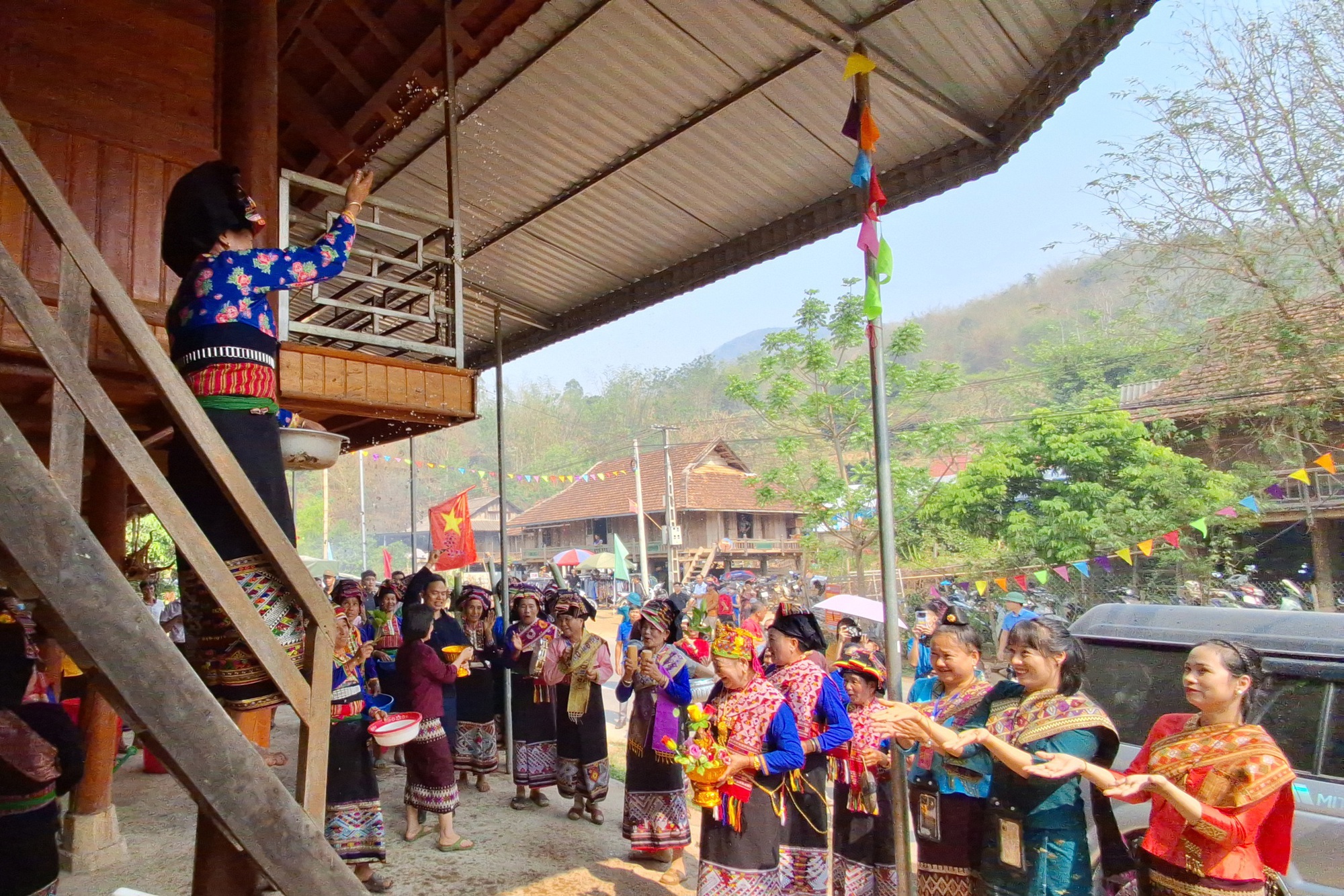 Video: Đặc sắc Tết té nước của dân tộc Lào ở Điện Biên- Ảnh 2.