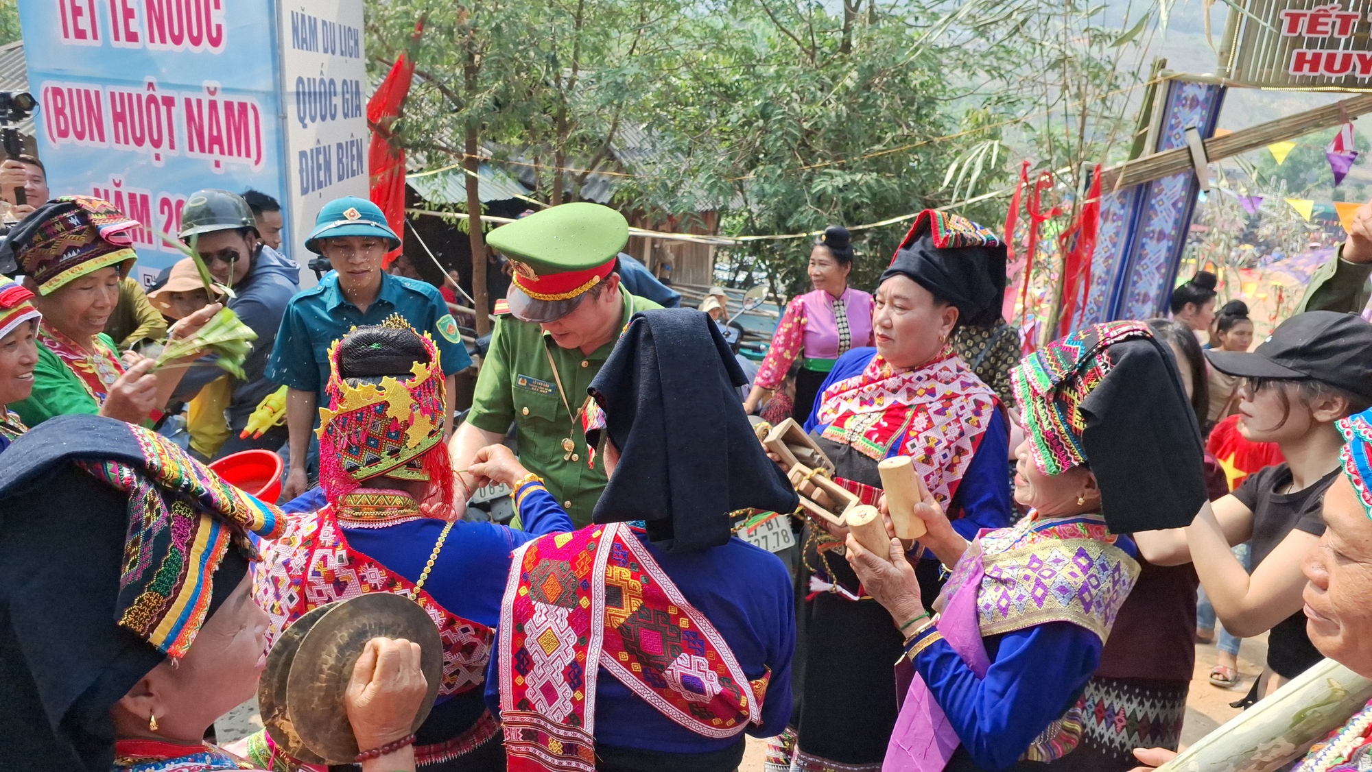 Video: Đặc sắc Tết té nước của dân tộc Lào ở Điện Biên- Ảnh 5.