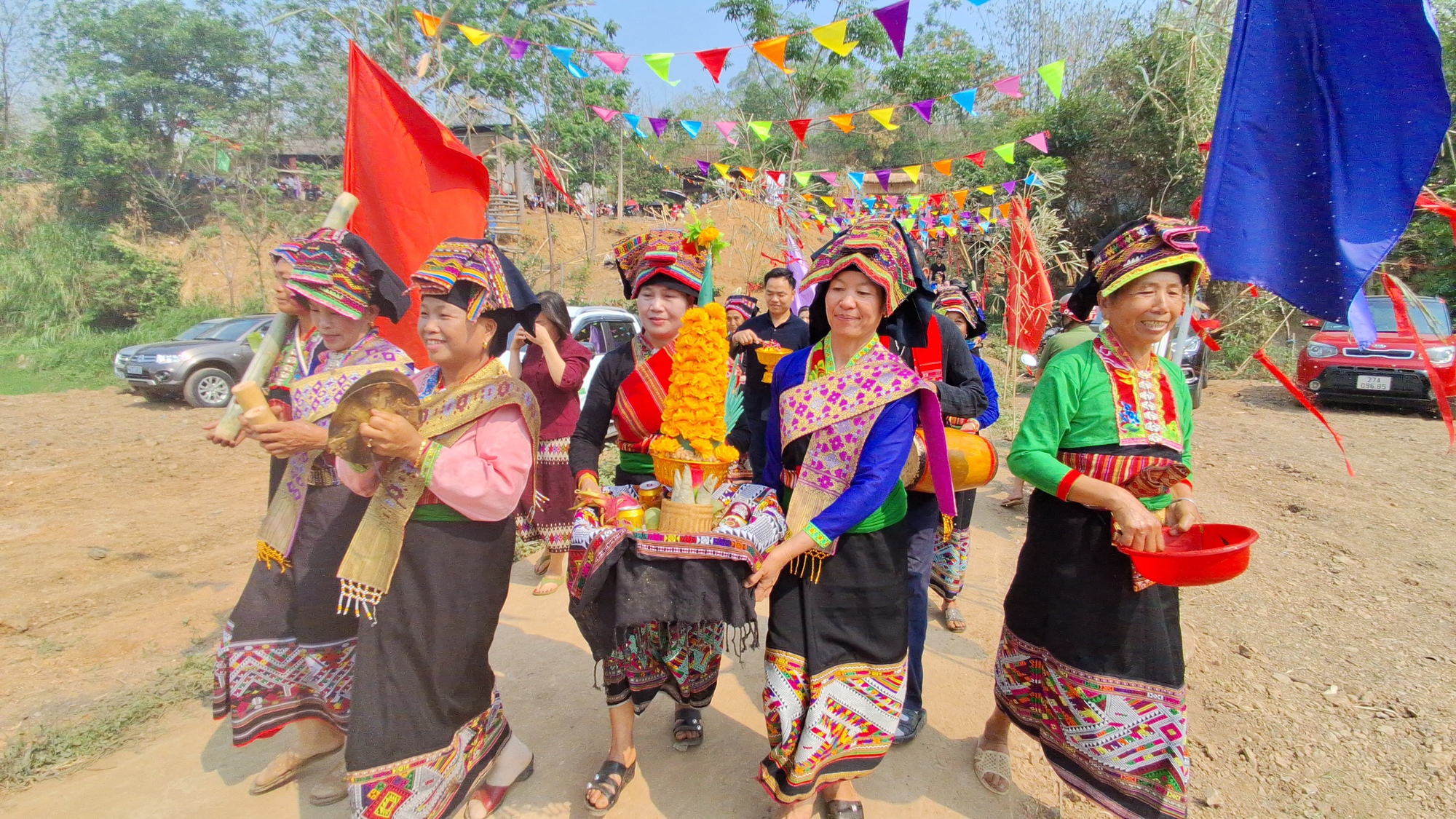 Video: Đặc sắc Tết té nước của dân tộc Lào ở Điện Biên- Ảnh 4.