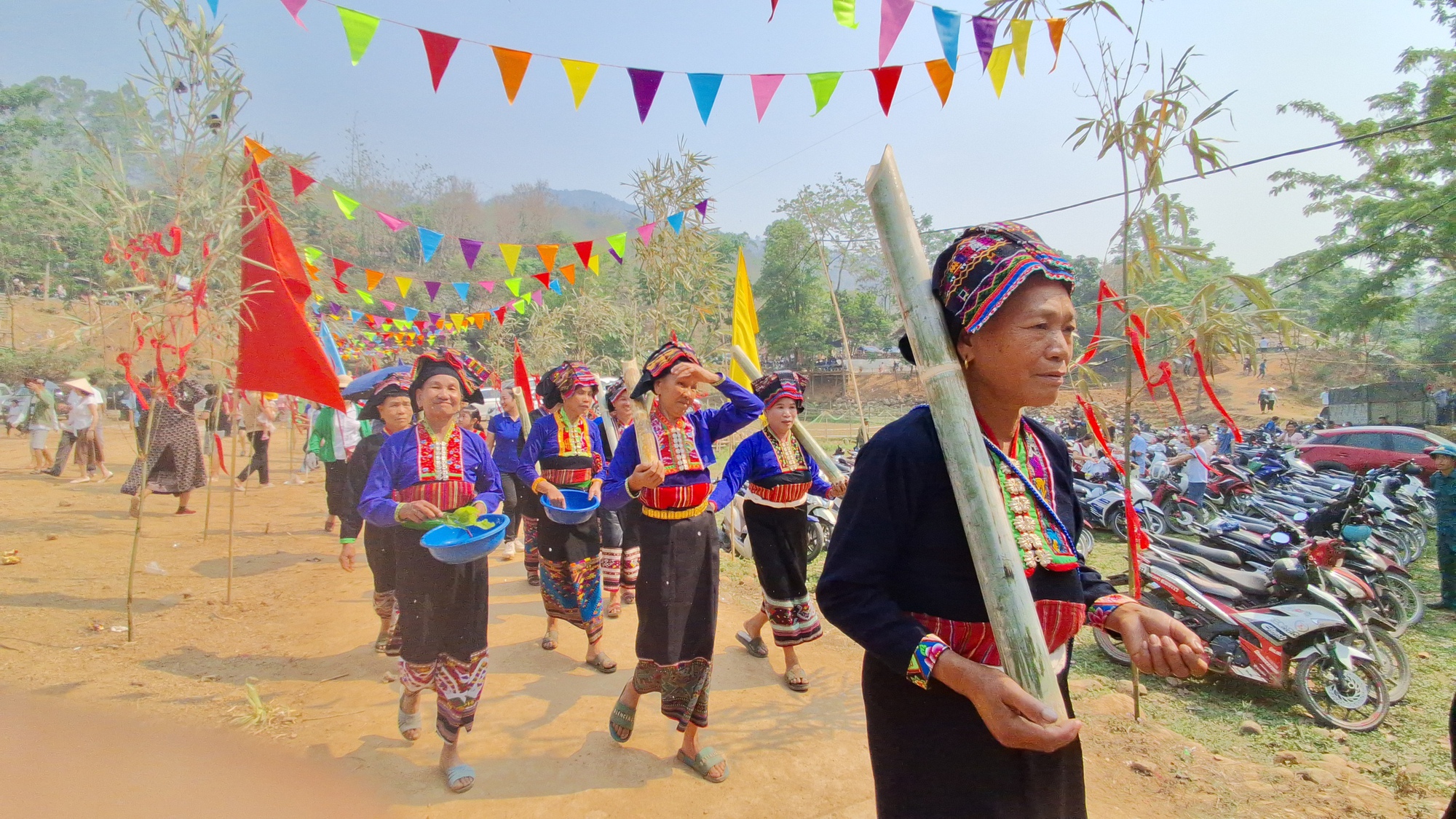 Video: Đặc sắc Tết té nước của dân tộc Lào ở Điện Biên- Ảnh 7.