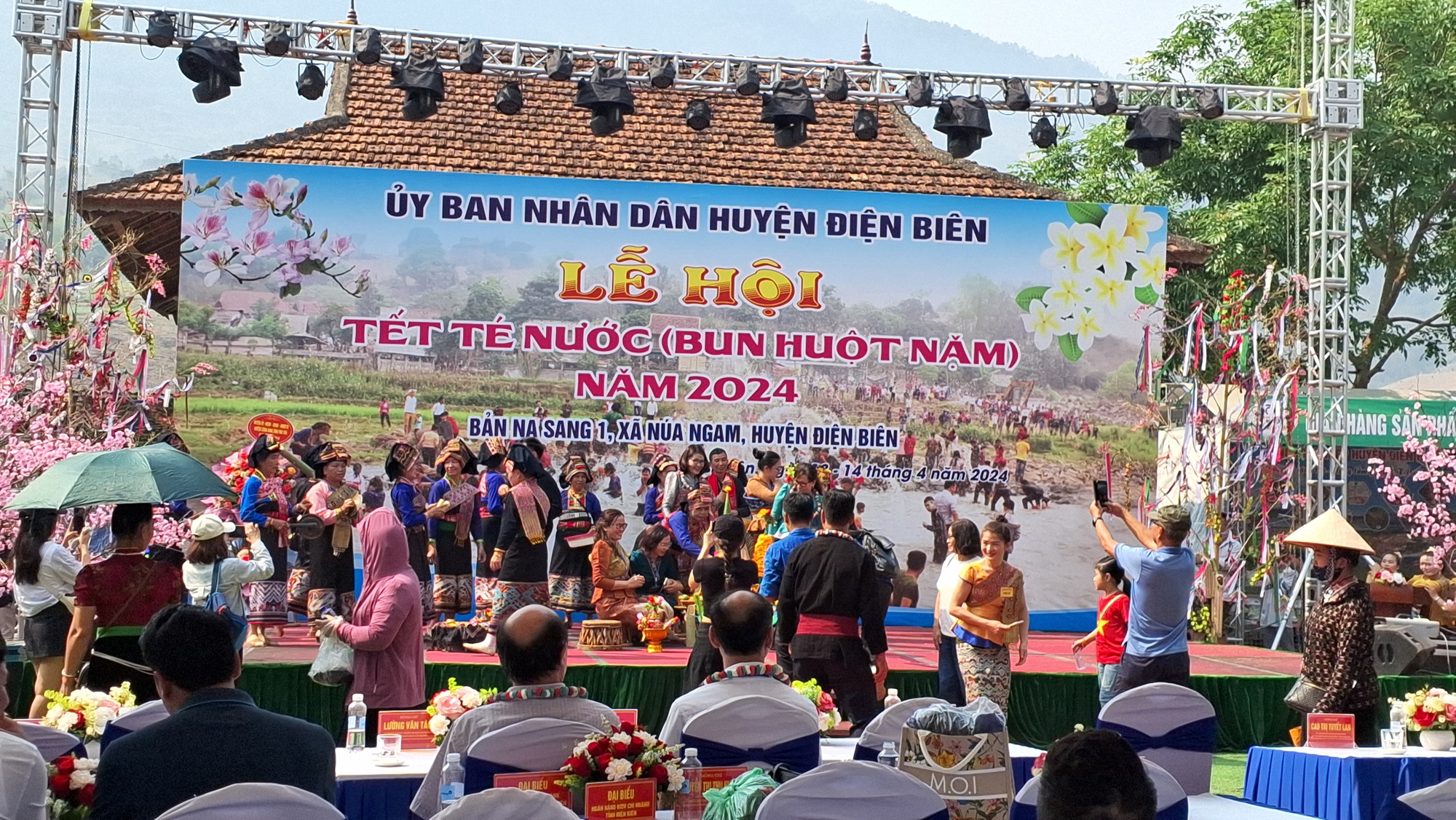 Video: Đặc sắc Tết té nước của dân tộc Lào ở Điện Biên- Ảnh 6.