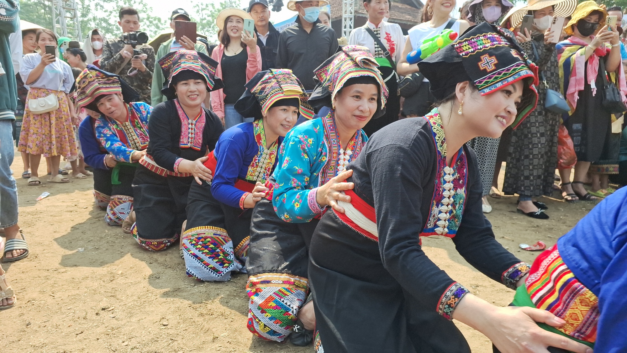 Video: Đặc sắc Tết té nước của dân tộc Lào ở Điện Biên- Ảnh 9.