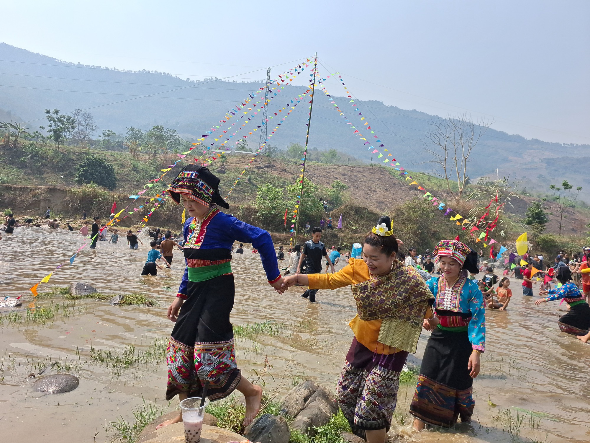 Video: Đặc sắc Tết té nước của dân tộc Lào ở Điện Biên- Ảnh 12.