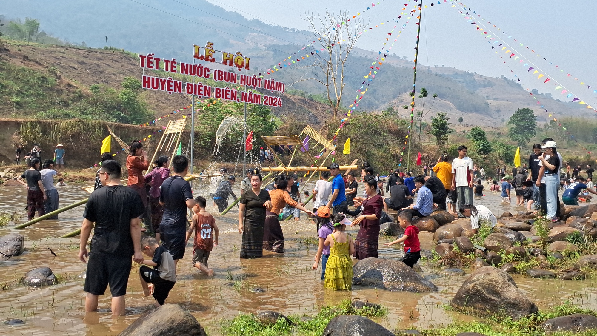Video: Đặc sắc Tết té nước của dân tộc Lào ở Điện Biên- Ảnh 13.