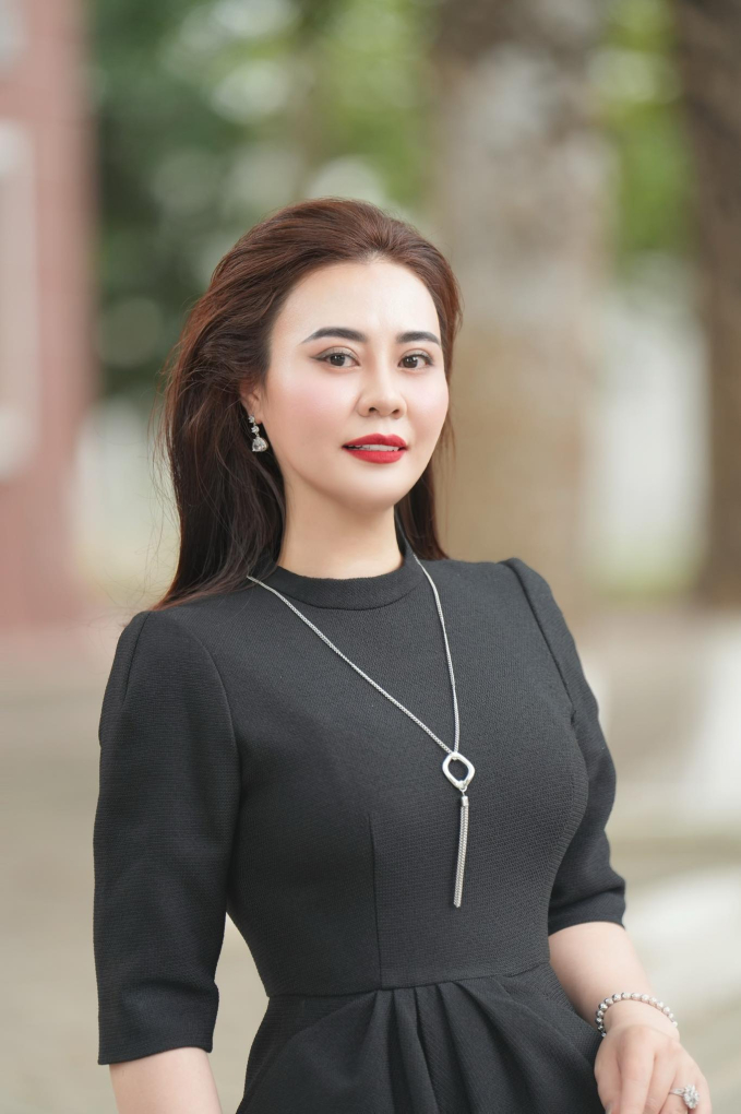 Hoa hậu Phan Kim Oanh hài hước nhận mình &quot;ăn gian&quot; chiều cao vẫn thua cầu thủ Đoàn Văn Hậu - Ảnh 1.