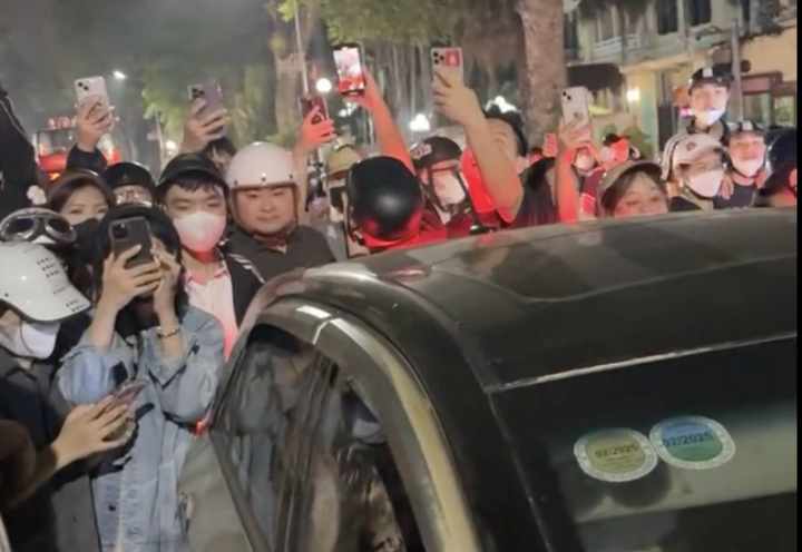 Công an làm việc với 3 người trong clip đánh ghen gây náo loạn phố phường Hà Nội - Ảnh 2.