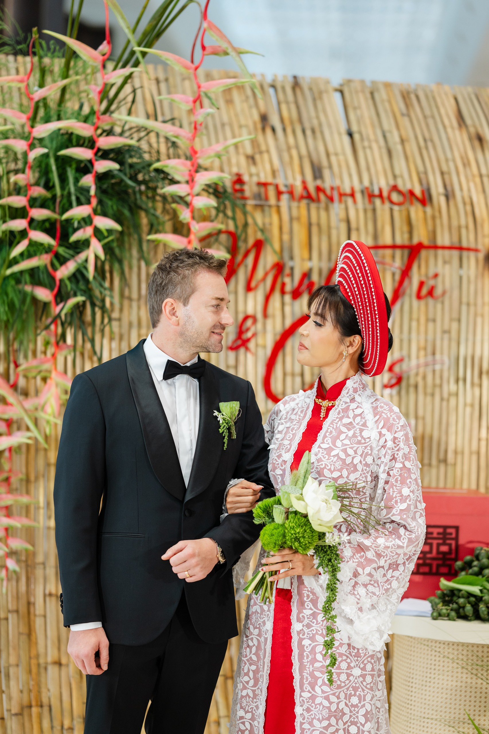 Ý nghĩa đặc biệt phía sau bộ váy cưới của Minh Tú, lý do khiến ai cũng xúc động- Ảnh 5. Ý nghĩa đặc biệt phía sau bộ váy cưới của Minh Tú, lý do khiến ai cũng xúc động- Ảnh 5.