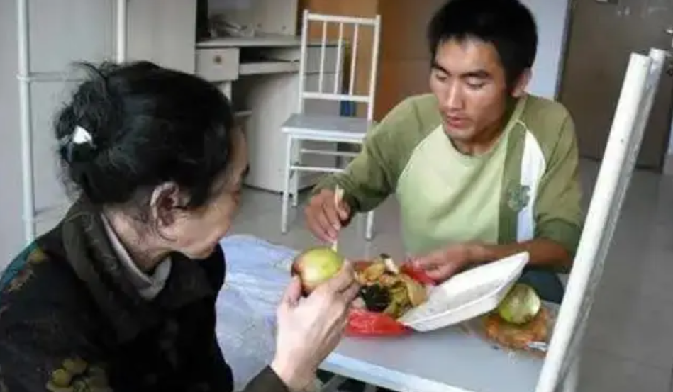 Bố mất, mẹ tâm thần, chàng trai này vẫn chưa từng suy sụp: Cuộc sống 30 năm sau xứng đáng là "tấm gương truyền kỳ"- Ảnh 1. Bố mất, mẹ tâm thần, chàng trai này vẫn chưa từng suy sụp: Cuộc sống 30 năm sau xứng đáng là "tấm gương truyền kỳ"- Ảnh 1.