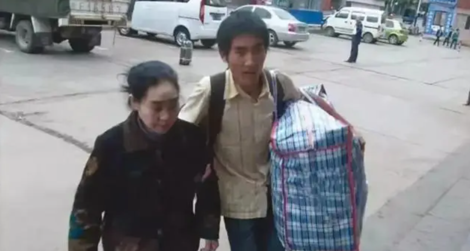 Bố mất, mẹ tâm thần, chàng trai này vẫn chưa từng suy sụp: Cuộc sống 30 năm sau xứng đáng là "tấm gương truyền kỳ"- Ảnh 2. Bố mất, mẹ tâm thần, chàng trai này vẫn chưa từng suy sụp: Cuộc sống 30 năm sau xứng đáng là "tấm gương truyền kỳ"- Ảnh 2.