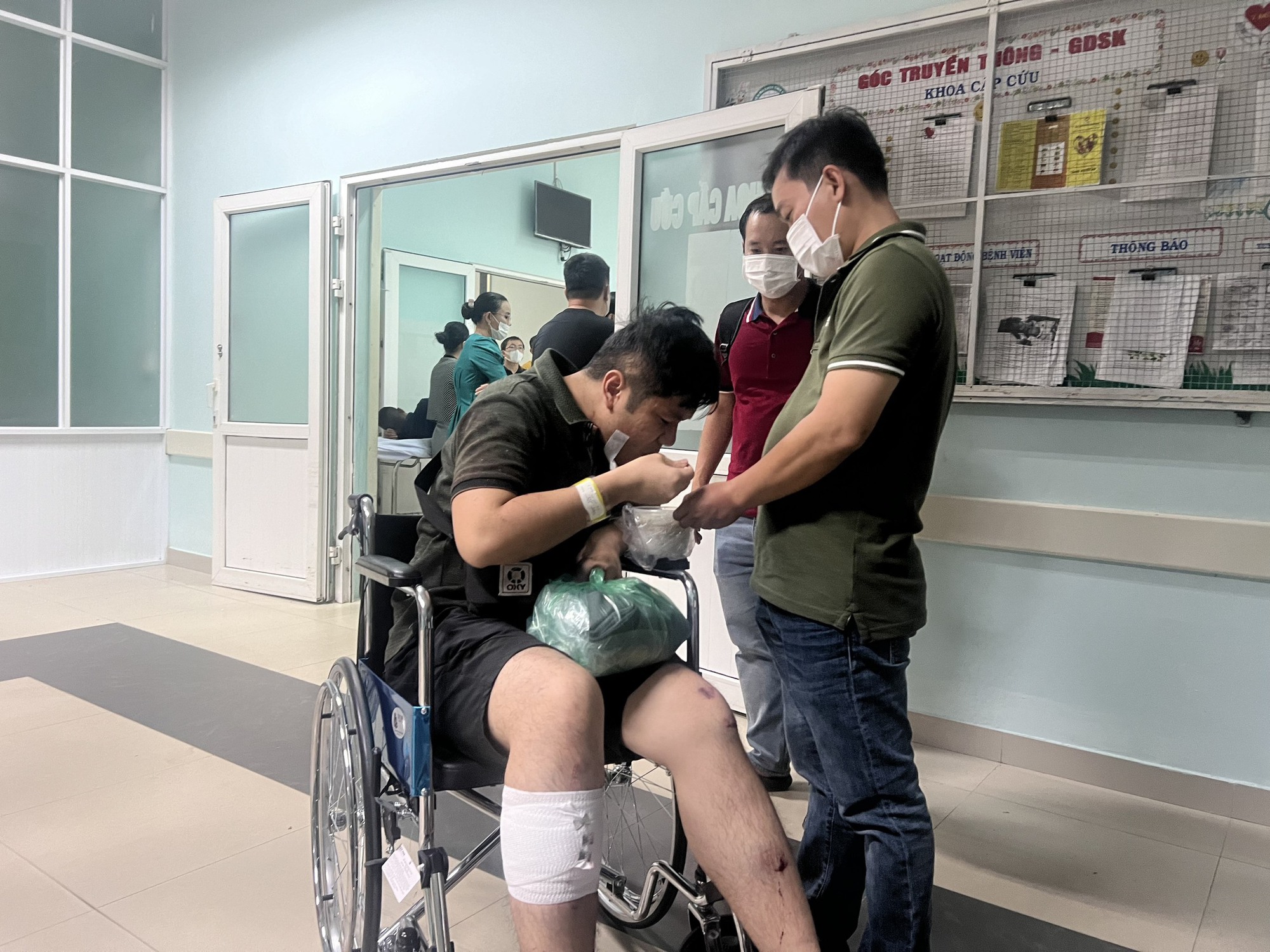 Xe chở đoàn cán bộ Quản lý thị trường TP HCM gặp nạn ở Kon Tum- Ảnh 3. Xe chở đoàn cán bộ Quản lý thị trường TP HCM gặp nạn ở Kon Tum- Ảnh 3.