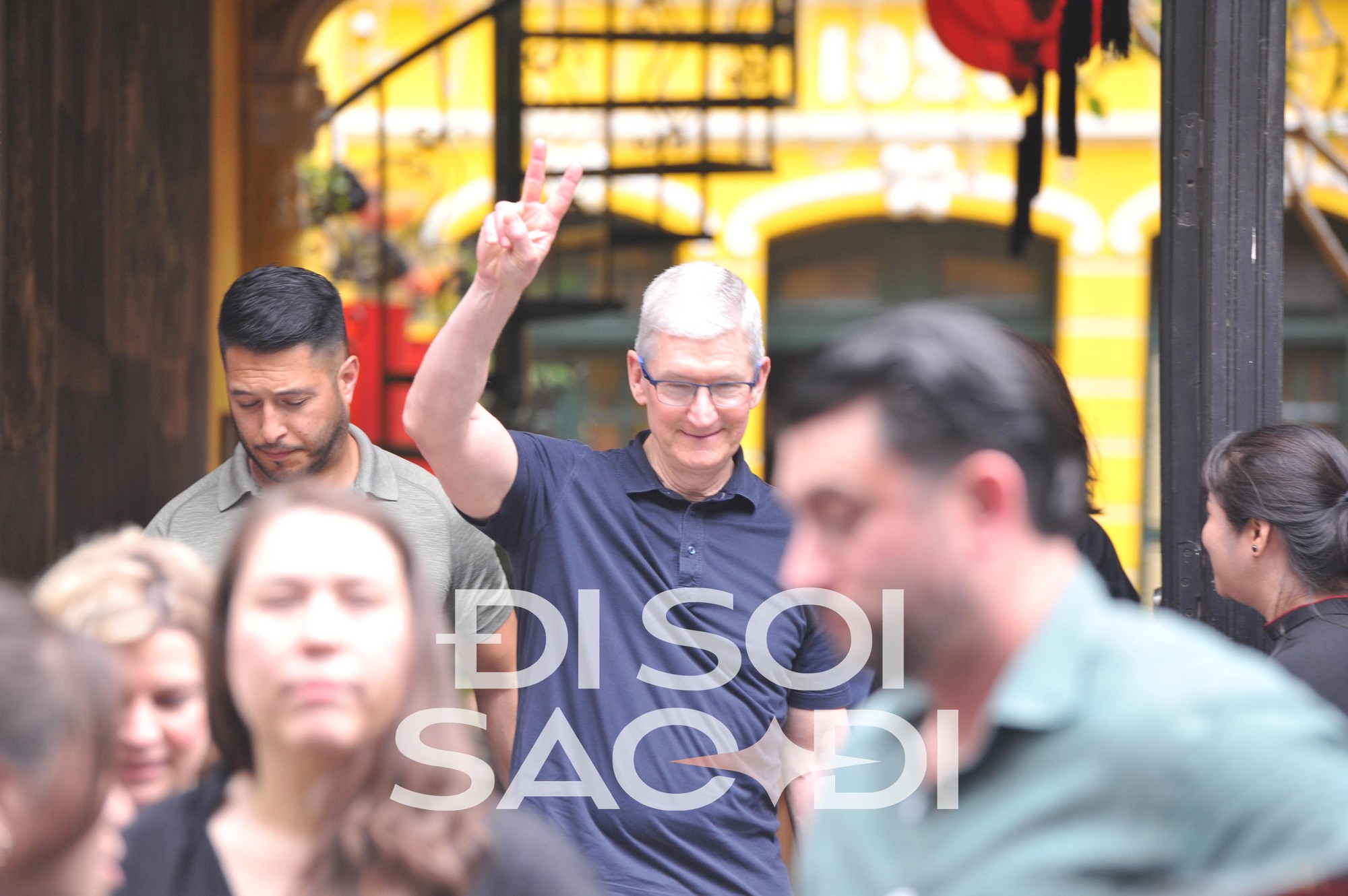 HOT: Những hình ảnh đầu tiên của CEO Apple Tim Cook tại Việt Nam - rời khách sạn 5 sao, đi cafe phố cổ - Ảnh 4.