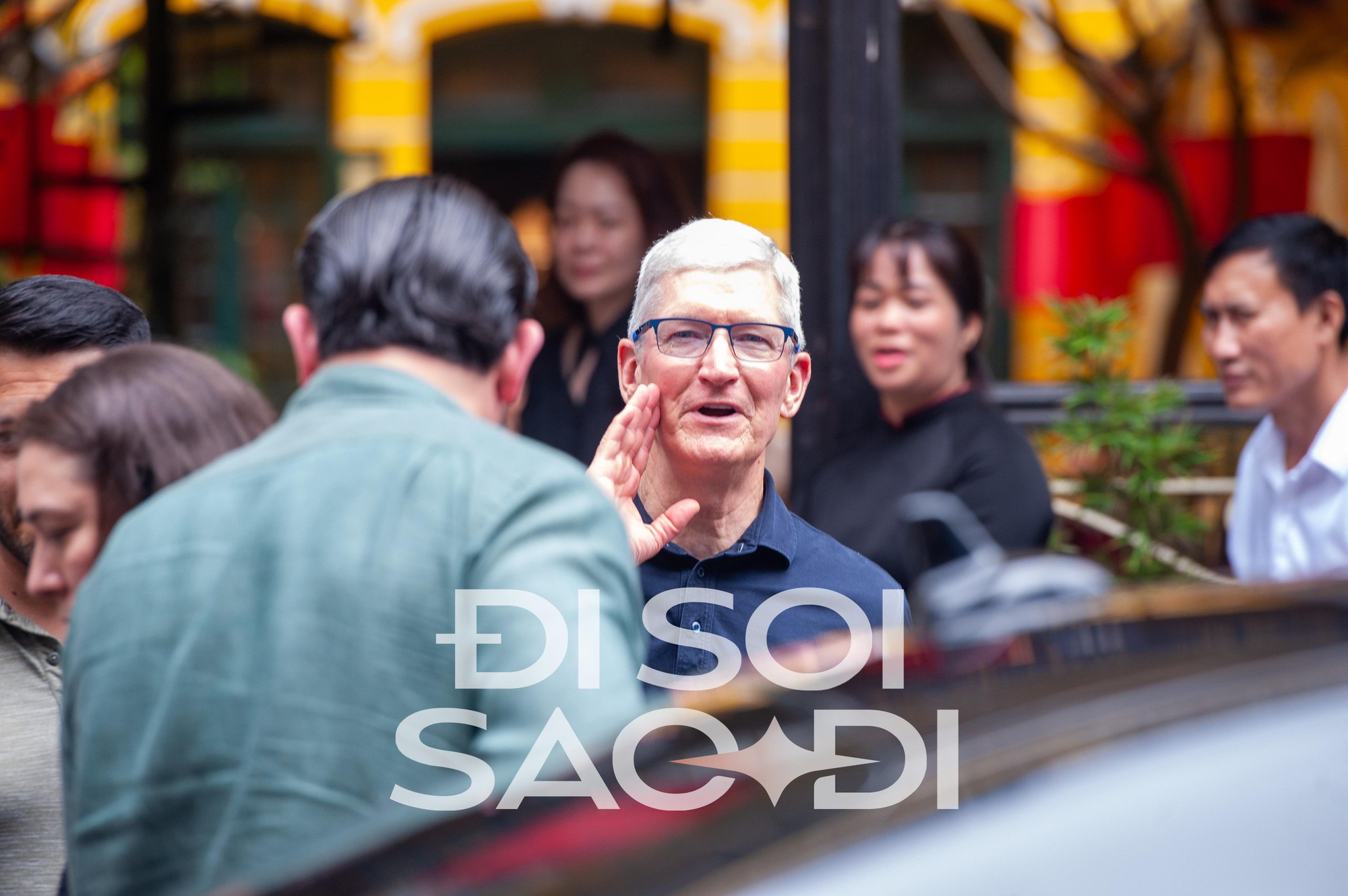HOT: Những hình ảnh đầu tiên của CEO Apple Tim Cook tại Việt Nam - rời khách sạn 5 sao, đi cafe phố cổ - Ảnh 3.