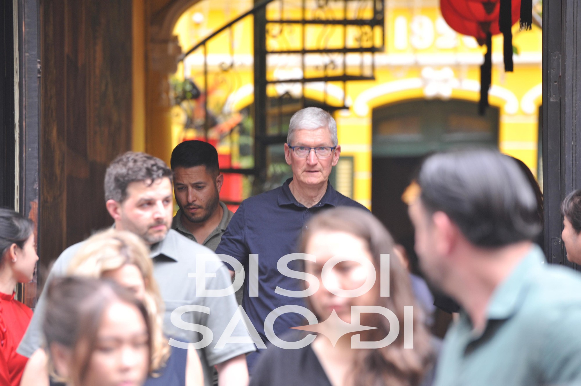 HOT: Những hình ảnh đầu tiên của CEO Apple Tim Cook tại Việt Nam - rời khách sạn 5 sao, đi cafe phố cổ - Ảnh 5.