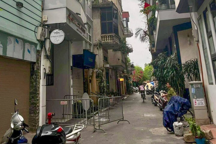 Sập mái kính nhà 7 tầng ở Hà Nội, 2 người chết - Ảnh 1.