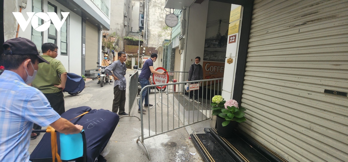 Hiện trường vụ sập giàn giáo khiến 2 người tử vong ở ngõ Tức Mạc, Hà Nội - Ảnh 1. Hiện trường vụ sập giàn giáo khiến 2 người tử vong ở ngõ Tức Mạc, Hà Nội - Ảnh 1.