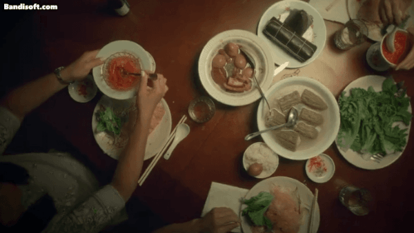 Kh&aacute;n giả chỉ tr&iacute;ch bữa cơm Việt "c&agrave;ng nh&igrave;n c&agrave;ng sai" ở bộ phim đang top 1 to&agrave;n cầu - Ảnh 3.