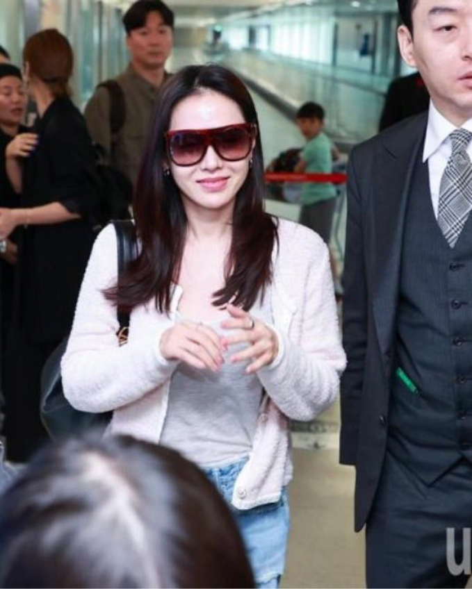 Son Ye Jin gây bão tại sân bay trong chuyến công tác nước ngoài, lộ chi tiết Hyun Bin luôn theo sát hoạt động của vợ - Ảnh 3.