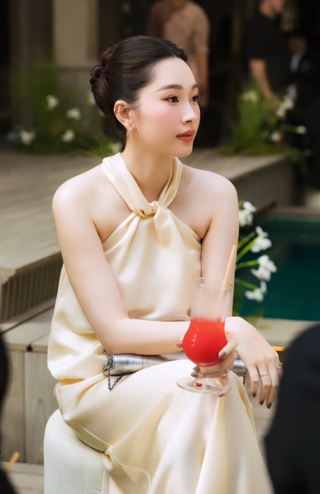 Chấm điểm 10 cho trang phục đi ăn cưới của Hoa hậu Đặng Thu Thảo: Thanh lịch, nền nã, sang trọng - Ảnh 1.