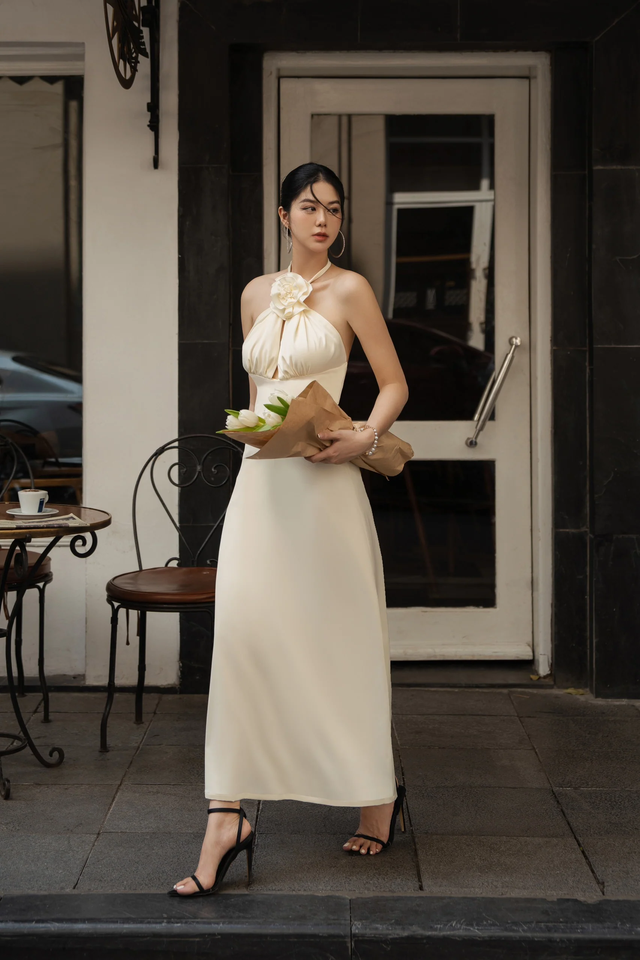 Chấm điểm 10 cho trang phục đi ăn cưới của Hoa hậu Đặng Thu Thảo: Thanh lịch, nền nã, sang trọng - Ảnh 4.