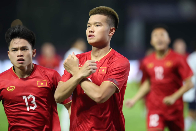 Lộ ảnh tiền đạo U23 Việt Nam được bạn gái thơm má cực tình ngay trước trận với U23 Kuwait tại VCK U23 châu Á - Ảnh 2.