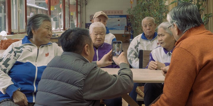 'Trường quay' TikTok đặc biệt trong viện dưỡng lão Trung Quốc - Ảnh 1.