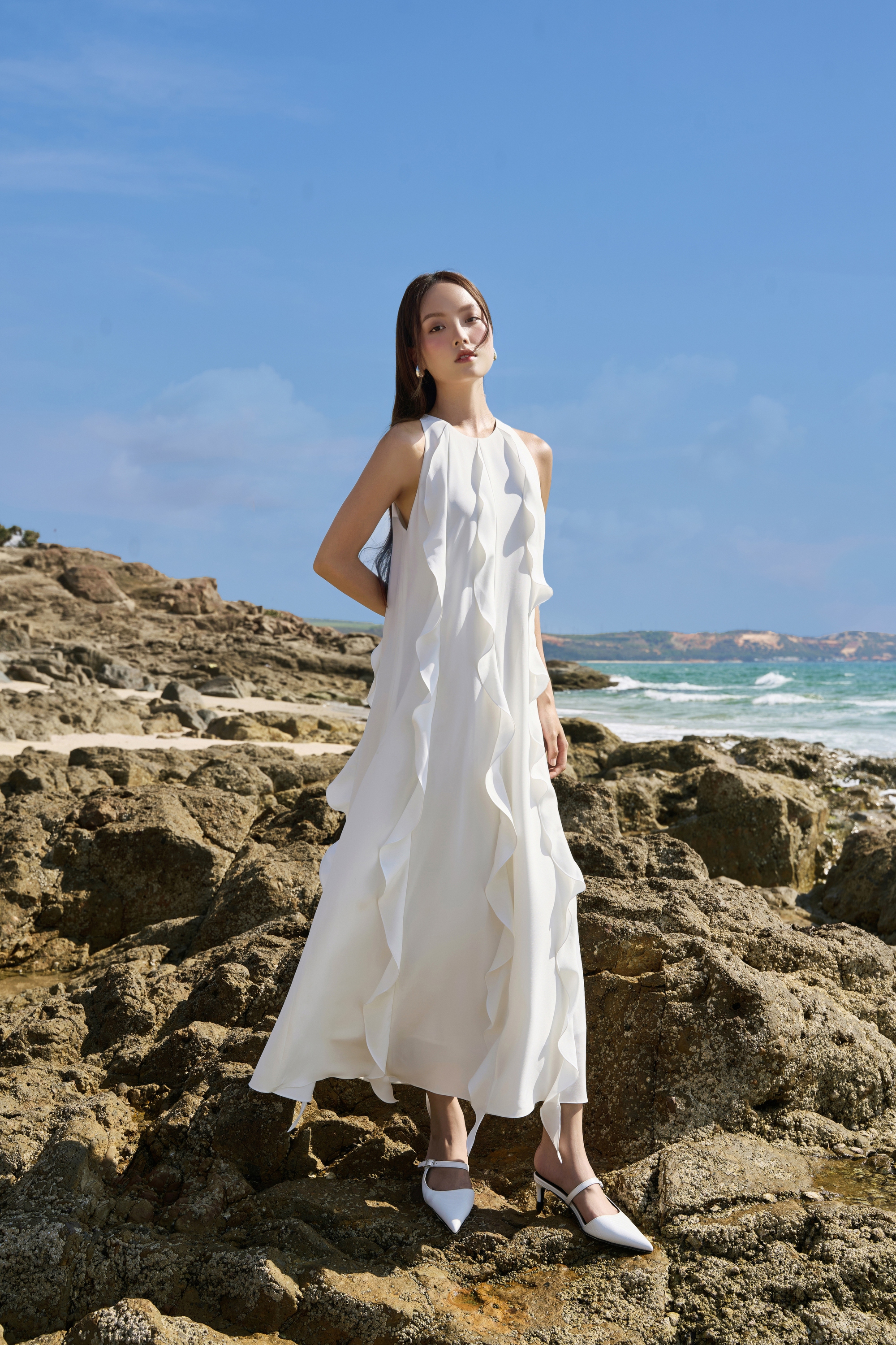 Ngại váy hai dây lộ vai thô, đây là 10 mẫu váy siêu tôn dáng dành cho các nàng 30+ diện đi biển hè này- Ảnh 1.