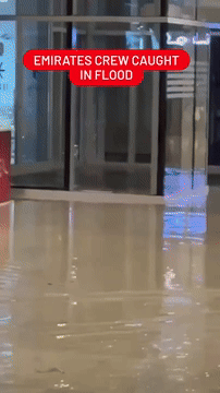 Ngập lụt nghiêm trọng tại Dubai: Hàng loạt chuyến bay bị huỷ, hành khách vạ vật chờ được cất cánh- Ảnh 2.