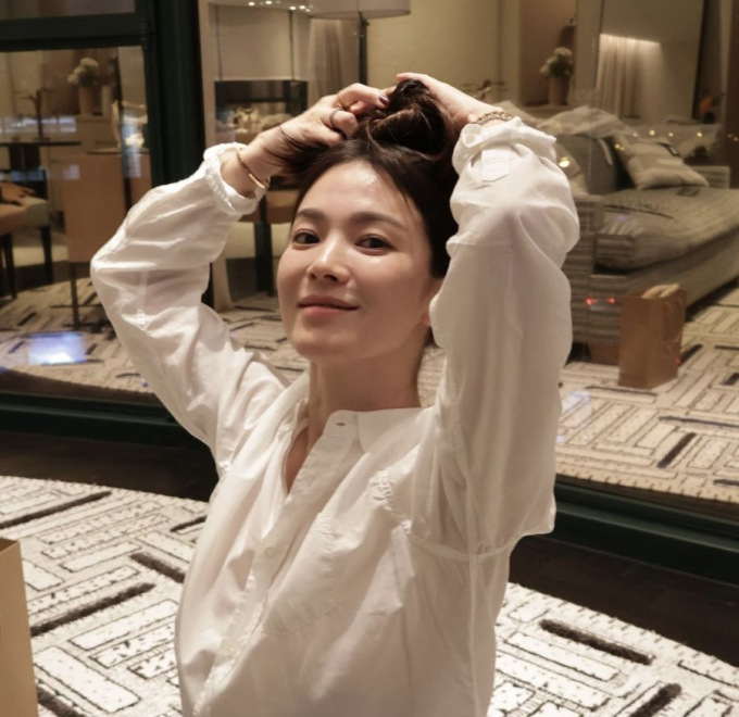 Song Hye Kyo để lộ dấu vết thời gian rõ nét khi khoe mặt mộc ở tuổi 42, netizen cảm thán: Vẫn đẹp xuất sắc - Ảnh 3.
