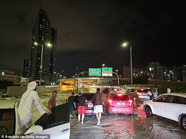 Ngập lụt nghiêm trọng tại Dubai: Hàng loạt chuyến bay bị huỷ, hành khách vạ vật chờ được cất cánh- Ảnh 3.