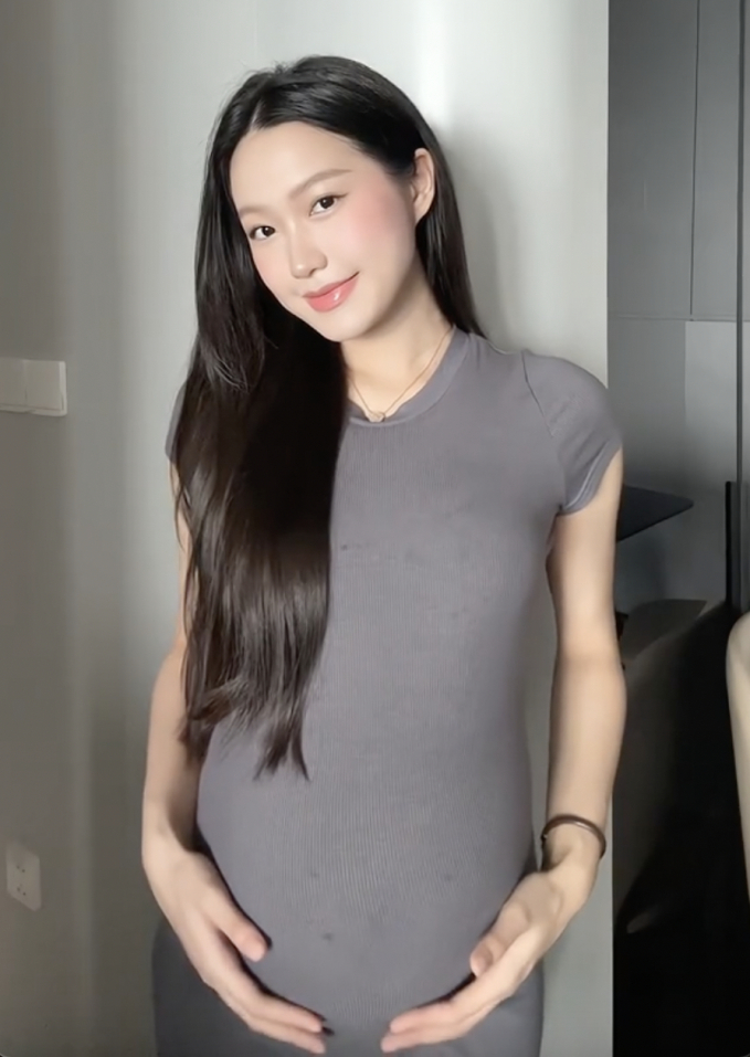 Doãn Hải My khoác túi hiệu 80 triệu đi hẹn hò cùng Đoàn Văn Hậu, bụng bầu vượt mặt vẫn xinh bất chấp - Ảnh 1. Doãn Hải My khoác túi hiệu 80 triệu đi hẹn hò cùng Đoàn Văn Hậu, bụng bầu vượt mặt vẫn xinh bất chấp - Ảnh 1.
