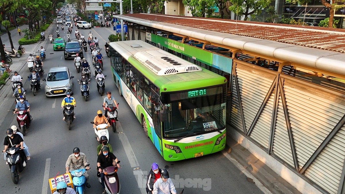 Tuyến buýt nhanh BRT hoạt động ra sao trước khi được Hà Nội đề xuất thay bằng đường sắt đô thị? - Ảnh 1.