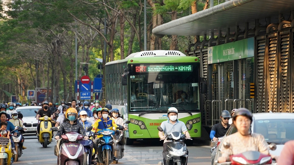 Tuyến buýt nhanh BRT hoạt động ra sao trước khi được Hà Nội đề xuất thay bằng đường sắt đô thị? - Ảnh 9.