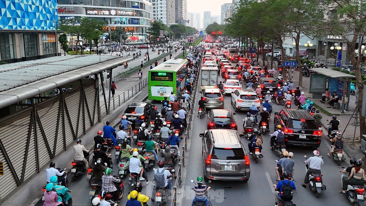Tuyến buýt nhanh BRT hoạt động ra sao trước khi được Hà Nội đề xuất thay bằng đường sắt đô thị? - Ảnh 11.