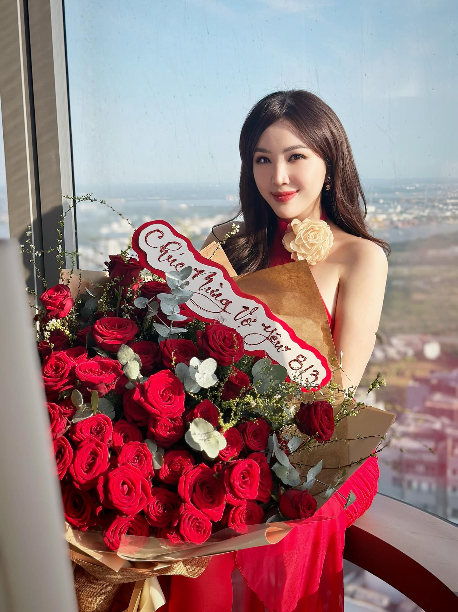 Khung ảnh ngập vẻ hào môn: 2 gia đình đại gia hội ngộ, màn đọ sắc hội phu nhân gây sốt- Ảnh 4. Khung ảnh ngập vẻ hào môn: 2 gia đình đại gia hội ngộ, màn đọ sắc hội phu nhân gây sốt- Ảnh 4.